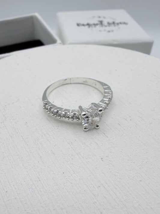 White Heart with cubic Zirconia on Sides Ring